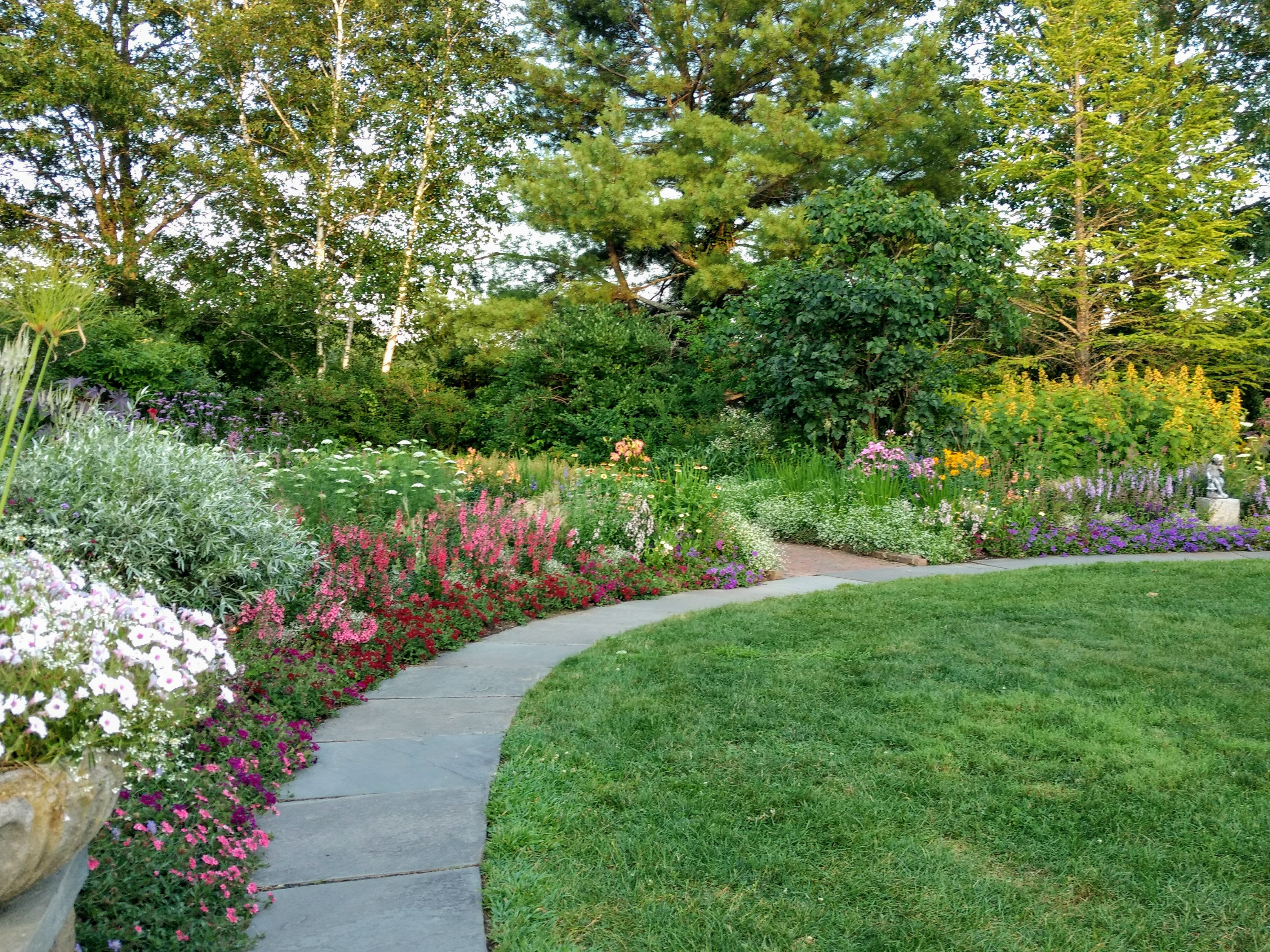 Благоустройство участка частного дома в Севастополе и Республике Крым